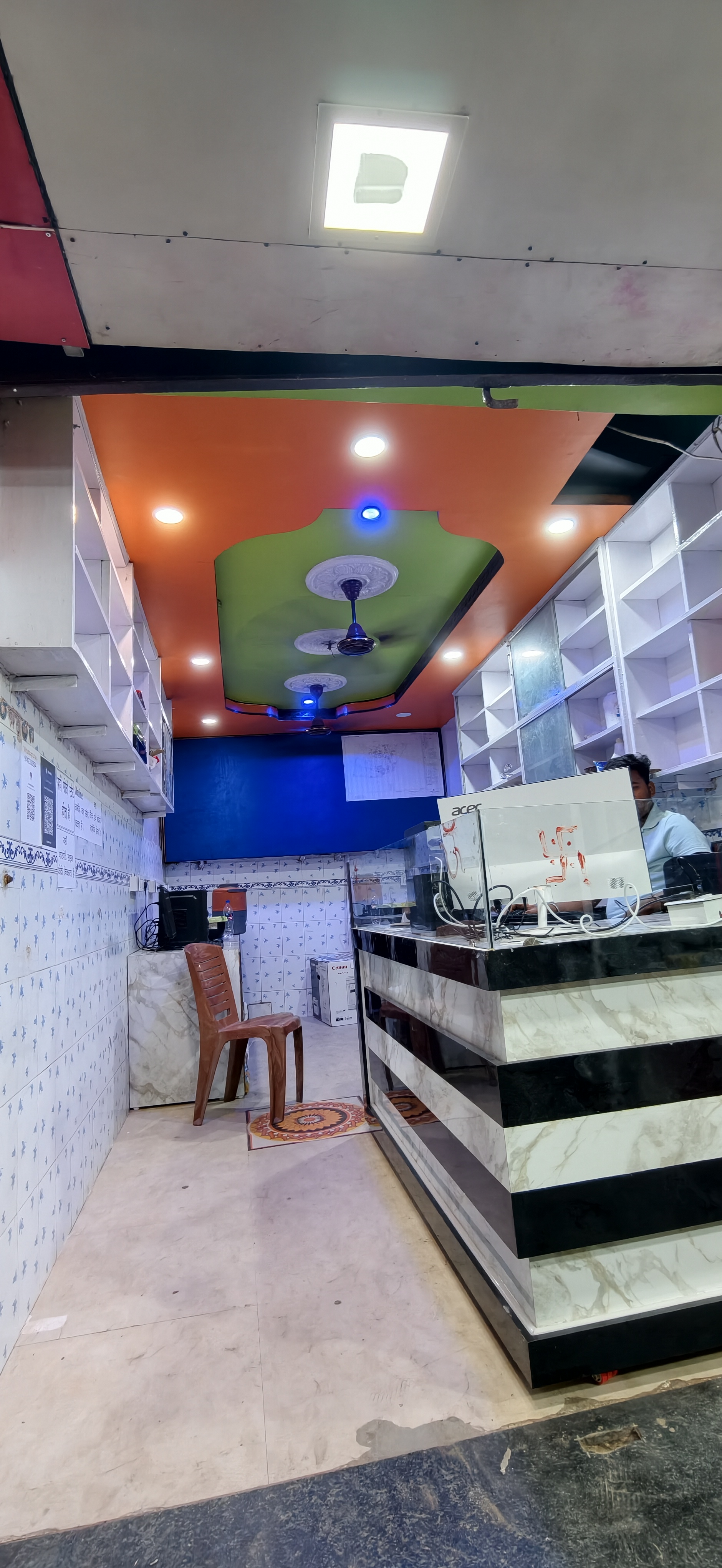 Cyber cafe workstation